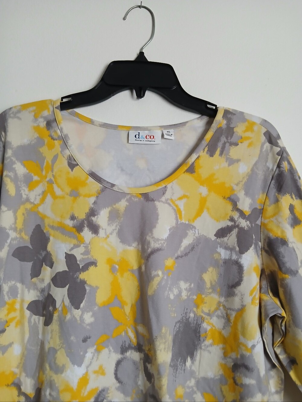 D&Co Size XL Top Yellow Gray Pull over